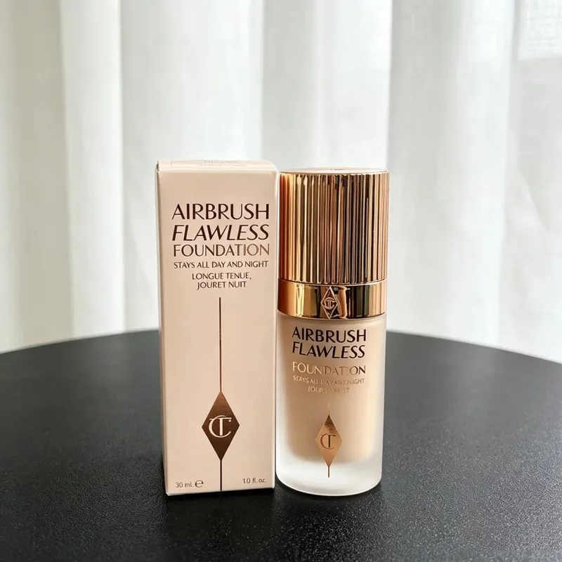 Charlotte Tilbury beállító púder kompakt szájfényes alapozó kéttónusú pirosító szemhéjpúder paletta könnyű, finom, hosszan tartó