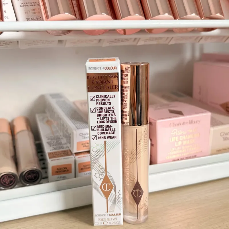 Charlotte Tilbury CT rozjasňovač podkladová báze nepřetržitě Textura make-upu Hydratační korektor rozjasňuje kompaktní pudr