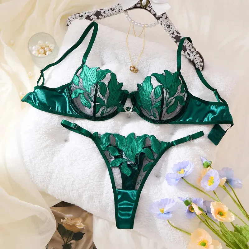 Embroidered Print Pajama Set - A Set Featuring a Floral Design Suitable for Women a Sexy Bra ZA824031