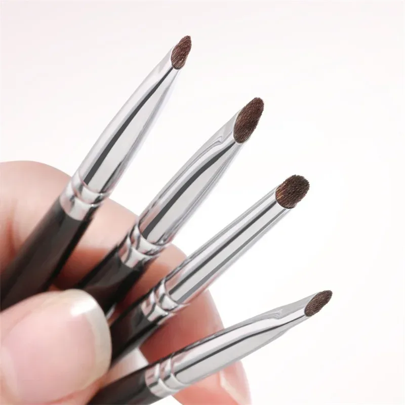 4ks jemné štětce na oční stíny Smudge Precision Eyeliner Smudge Makeup Brush Zvýrazňovač očních víček Ležící štětce na líčení bource morušového Nástroje
