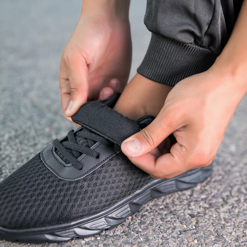 สีดำ Mens รองเท้ากีฬา Hollow ตาข่ายด้านบนไม่ลื่น Light Sole Jogging การฝึกอบรมสบายๆทุกวันกลางแจ้งกีฬา Footwea