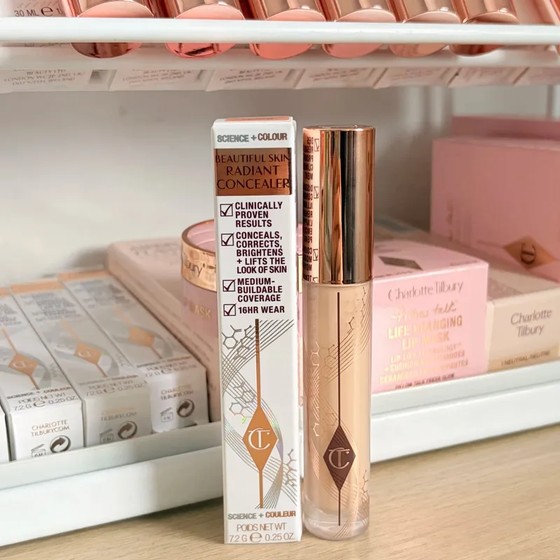 Charlotte Tilbury CT rozjasňovač podkladová báze nepřetržitě Textura make-upu Hydratační korektor rozjasňuje kompaktní pudr