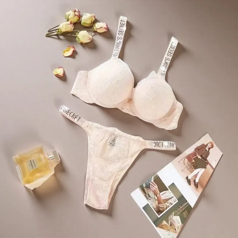 New Classic Women's Lingerie Set Sexy Lace Trim Pattern Breathable Gathered Padded Soft V Bra and Panty Set
