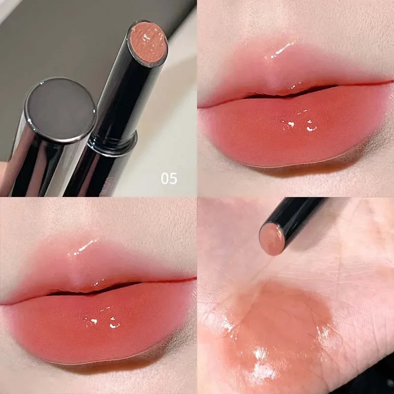 Le rouge à lèvres miroir a une texture lisse, une couleur riche et une formation de film qui ne sèche pas et ne coince pas, hydratant et pouty.