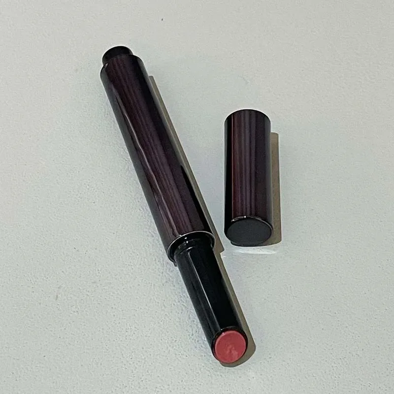 Le rouge à lèvres miroir a une texture lisse, une couleur riche et une formation de film qui ne sèche pas et ne coince pas, hydratant et pouty.