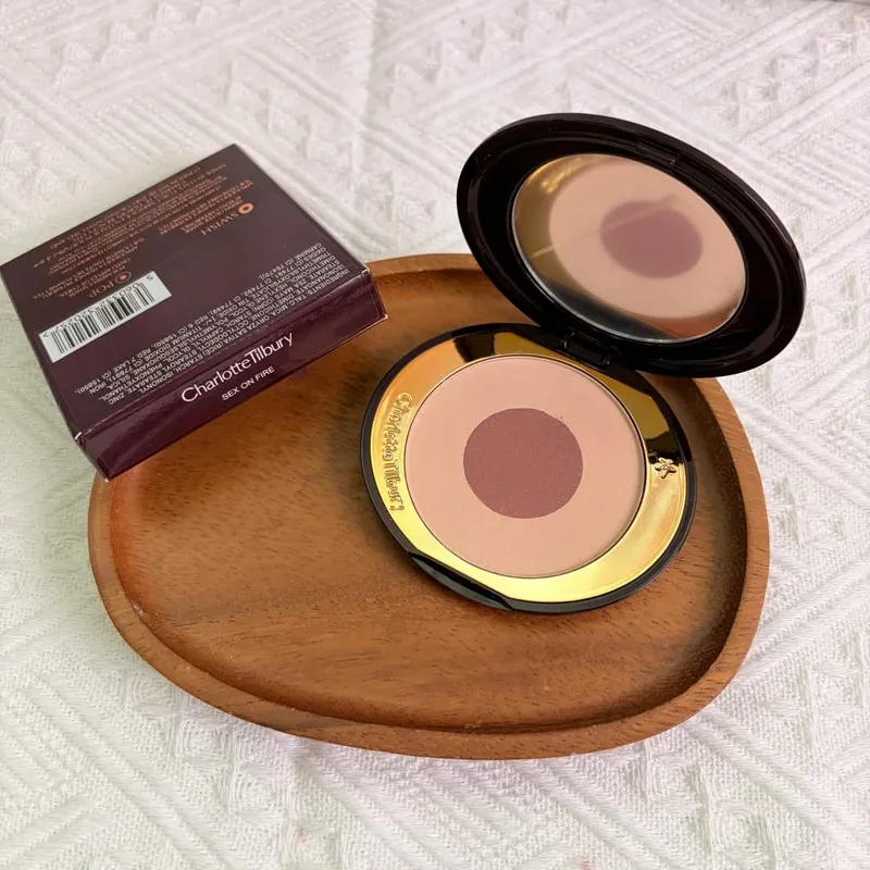 Charlotte Tilbury beállító púder kompakt szájfényes alapozó kéttónusú pirosító szemhéjpúder paletta könnyű, finom, hosszan tartó