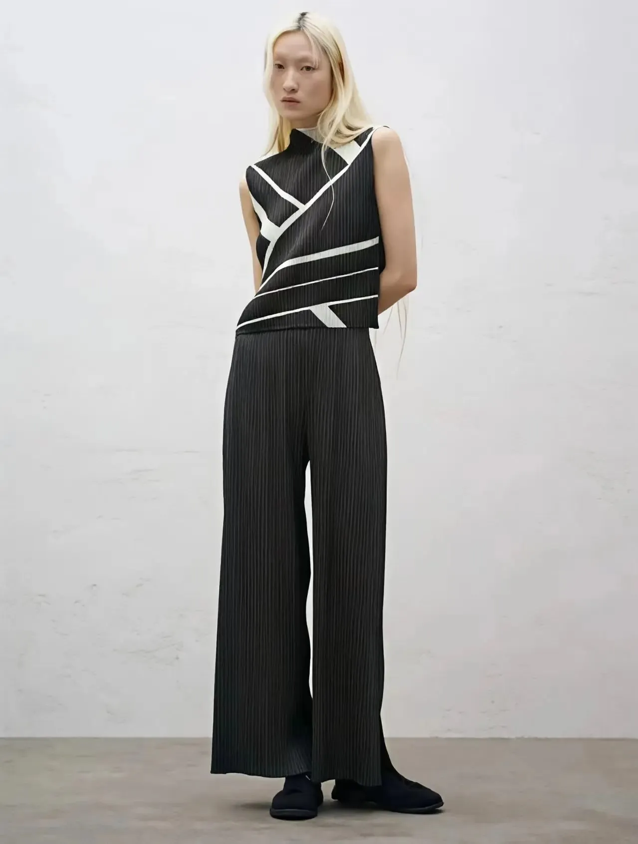 Miyake Pleated Top Women Sleeveless Geometric Black White Vest 2026 Summer High Neck Slim Casual Elegant Trendy New Hot Fit
