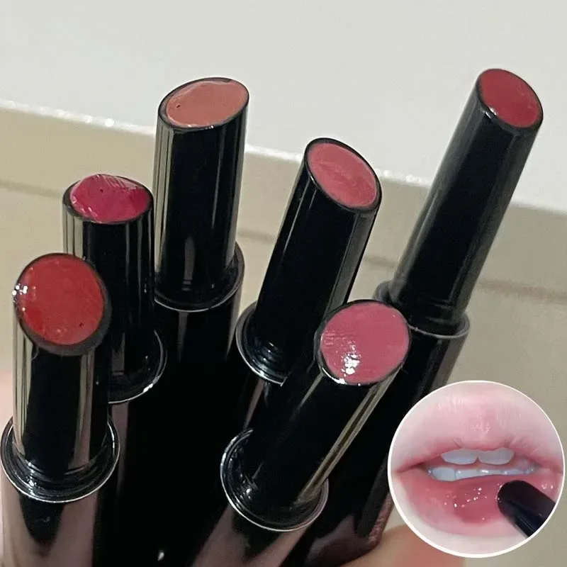 Le rouge à lèvres miroir a une texture lisse, une couleur riche et une formation de film qui ne sèche pas et ne coince pas, hydratant et pouty.