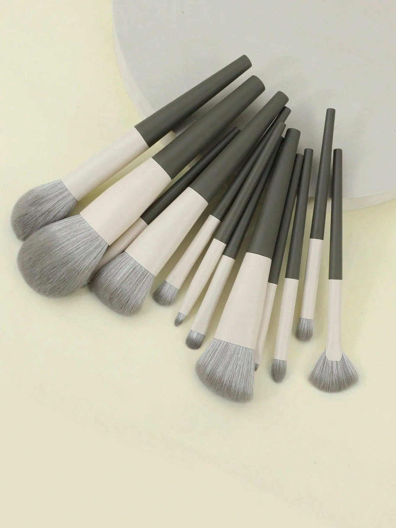10 Pcs Professional Makeup Brush Set Handle Soft Nylon Bristle Foundation Blush Powder Eyeshadow Cosmetic Make‑up Brushes Kit