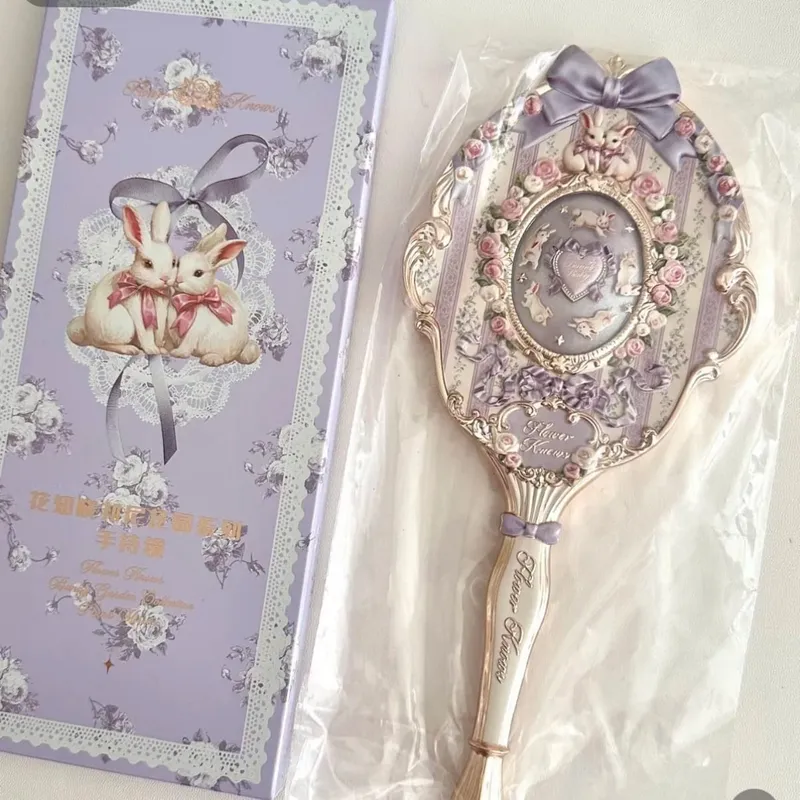 Flower Knows กระจกแต่งหน้าแบบใช้มือถือ Midsummer Night สตรอเบอร์รี่กามเทพ Bunny Garden Relief Pattern ชุดเครื่องมือแต่งหน้าสีจำกัด