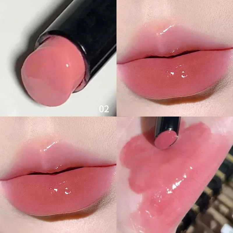 Le rouge à lèvres miroir a une texture lisse, une couleur riche et une formation de film qui ne sèche pas et ne coince pas, hydratant et pouty.