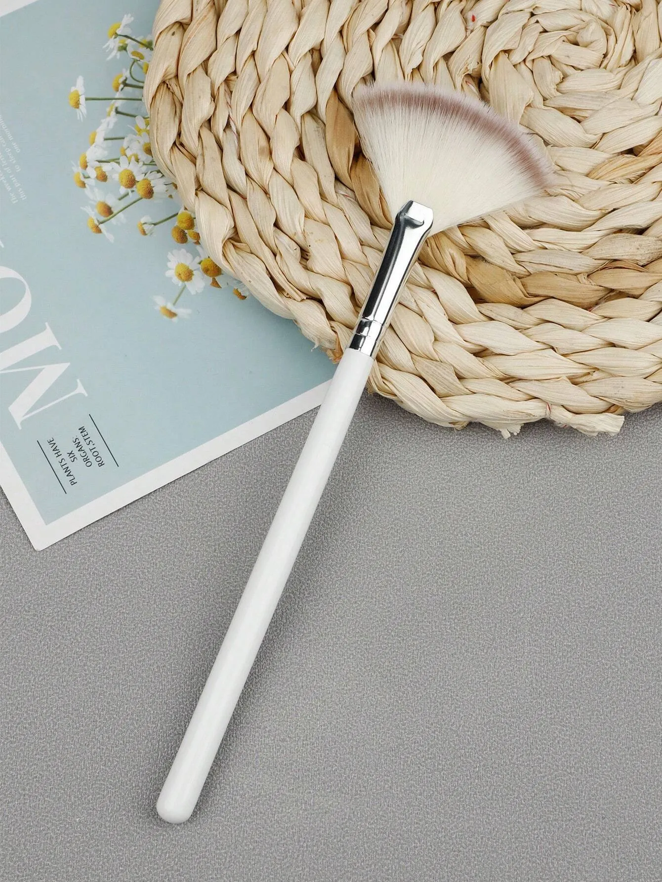 1pc Soft Facial Fan Brush Blush Fan Mask Brushes Slim Soft Face Mask Brush Applicator For Peel Glycolic Masks Makeup