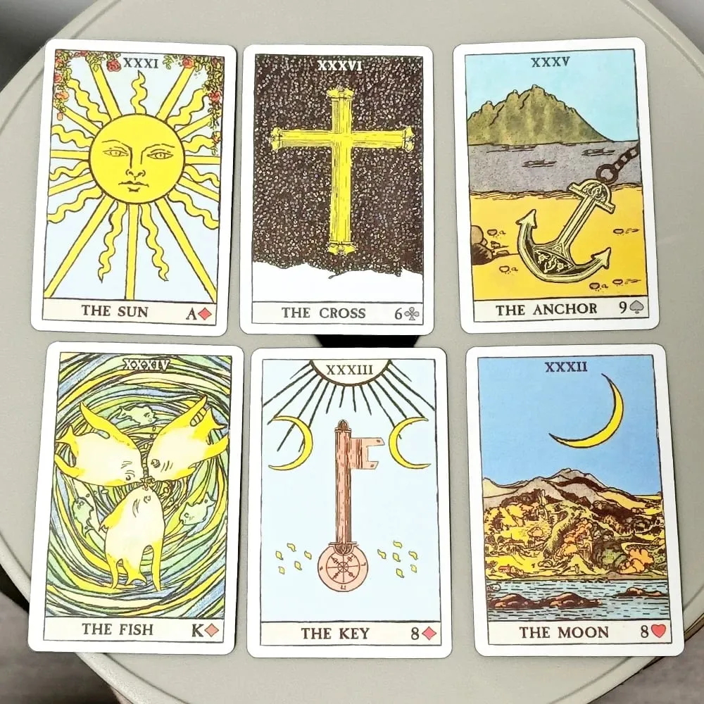 36 db kártya Pixie elképesztő 9*6 cm-es lenormandja, a Smith-Waite tarotpakli és az „Arany Hiúság” grafikájával készült