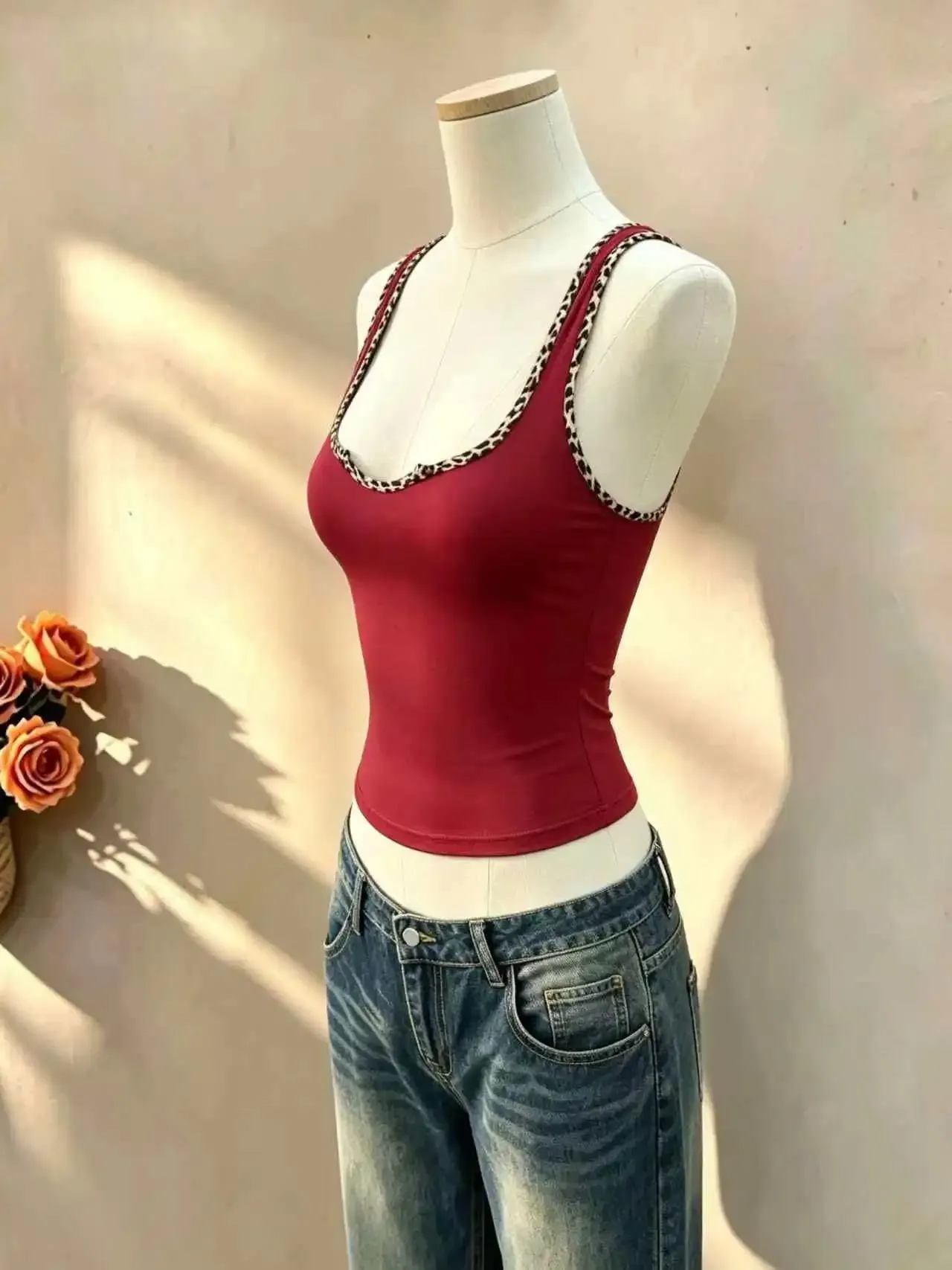 2 Pcs Women Leopard Print Trim U Neck Sleeveless Tank Top Solid Slim Fit Western Y2K Cami Vest Multi-color Wine Red Black — image 3
