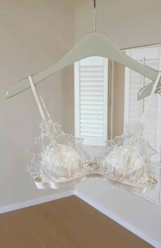 Francouzská krajka Bralette bezdrátová podprsenka s trojúhelníkovým košíčkem pro ženy Elegantní sada spodního prádla Tenká ramínka Malá náprsenka MOYISU — image 10