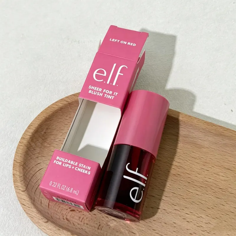ELF Lesk na rty Natural Shine & Blush Liquid Voděodolný a odolný proti potu Snadno se rozmazává Lehký a dlouhotrvající make-up