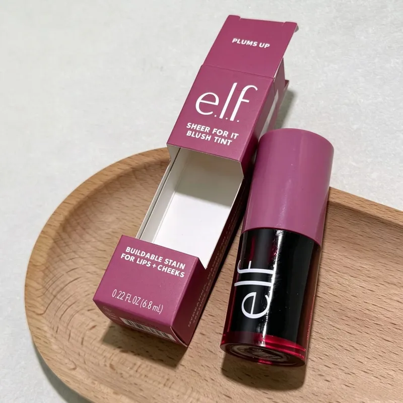 ELF Lesk na rty Natural Shine & Blush Liquid Voděodolný a odolný proti potu Snadno se rozmazává Lehký a dlouhotrvající make-up