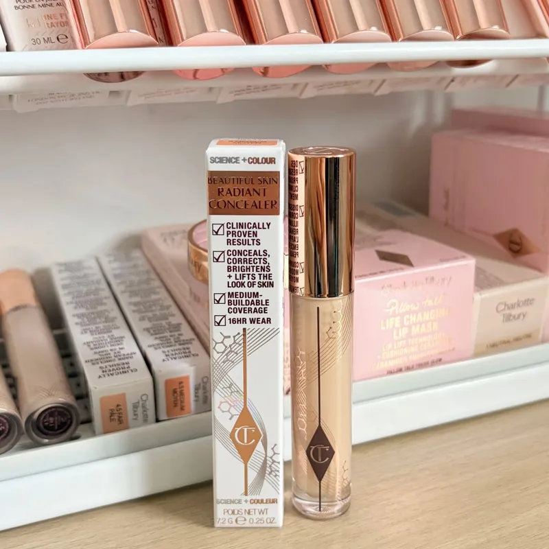 Charlotte Tilbury CT rozjasňovač podkladová báze nepřetržitě Textura make-upu Hydratační korektor rozjasňuje kompaktní pudr