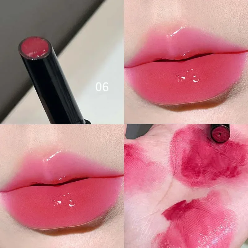 Le rouge à lèvres miroir a une texture lisse, une couleur riche et une formation de film qui ne sèche pas et ne coince pas, hydratant et pouty.
