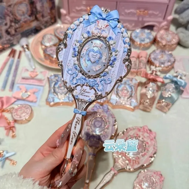 Flower Knows กระจกแต่งหน้าแบบใช้มือถือ Midsummer Night สตรอเบอร์รี่กามเทพ Bunny Garden Relief Pattern ชุดเครื่องมือแต่งหน้าสีจำกัด