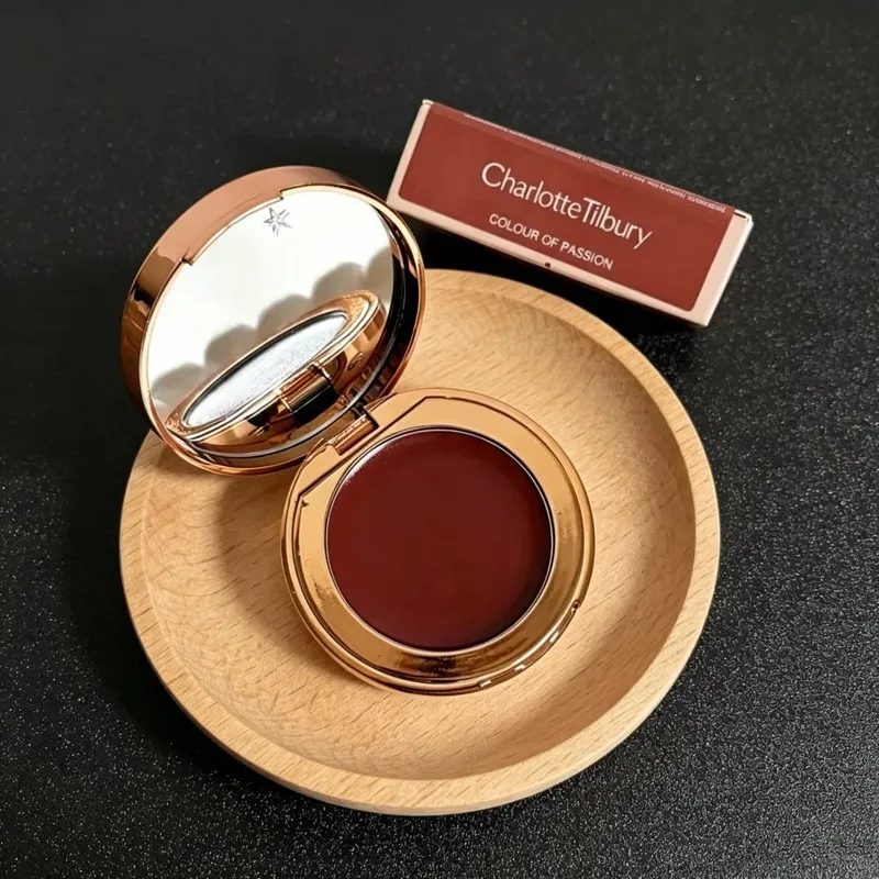 Charlotte Tilbury beállító púder kompakt szájfényes alapozó kéttónusú pirosító szemhéjpúder paletta könnyű, finom, hosszan tartó