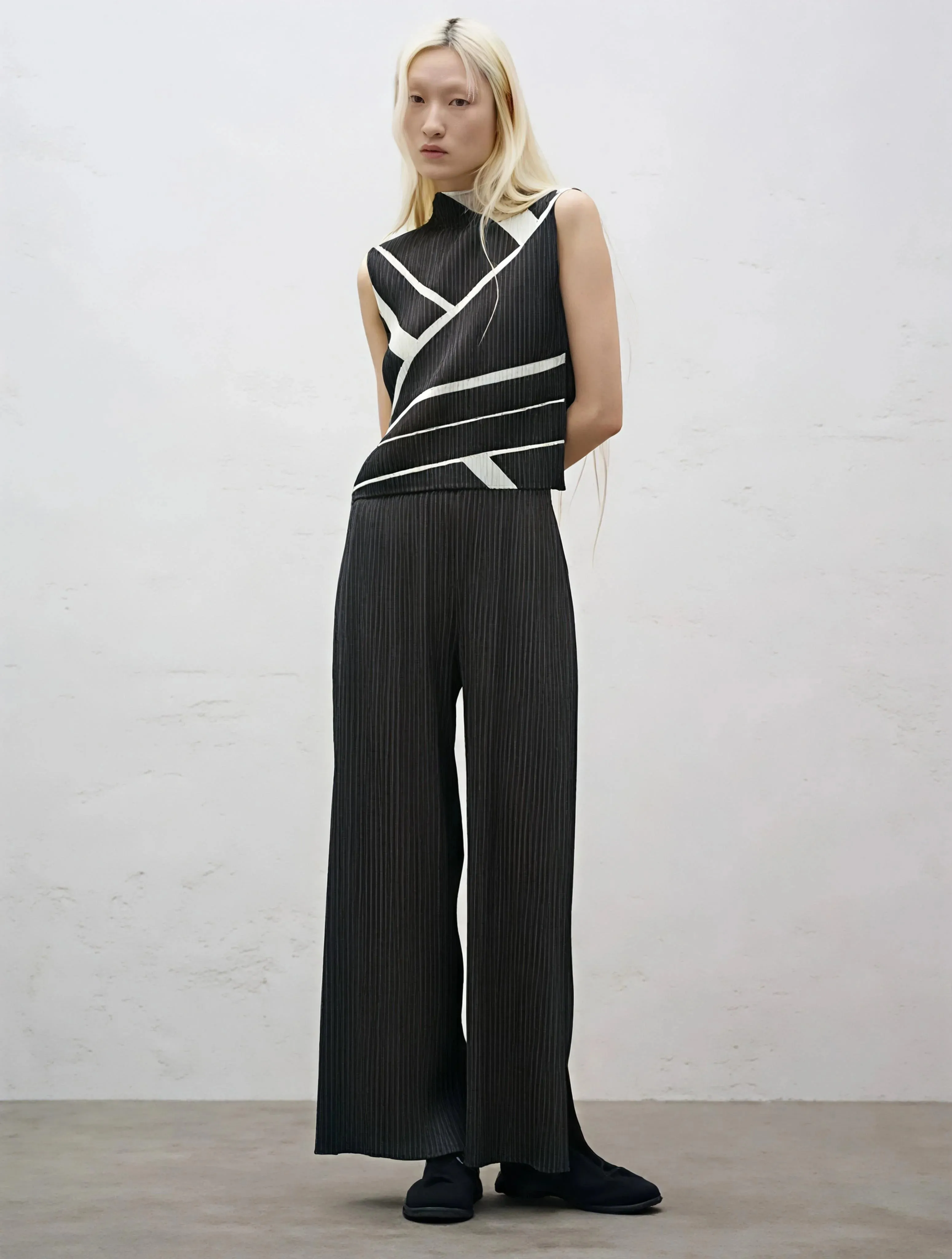 Miyake Pleated Top Women Sleeveless Geometric Black White Vest 2026 Summer High Neck Slim Casual Elegant Trendy New Hot Fit