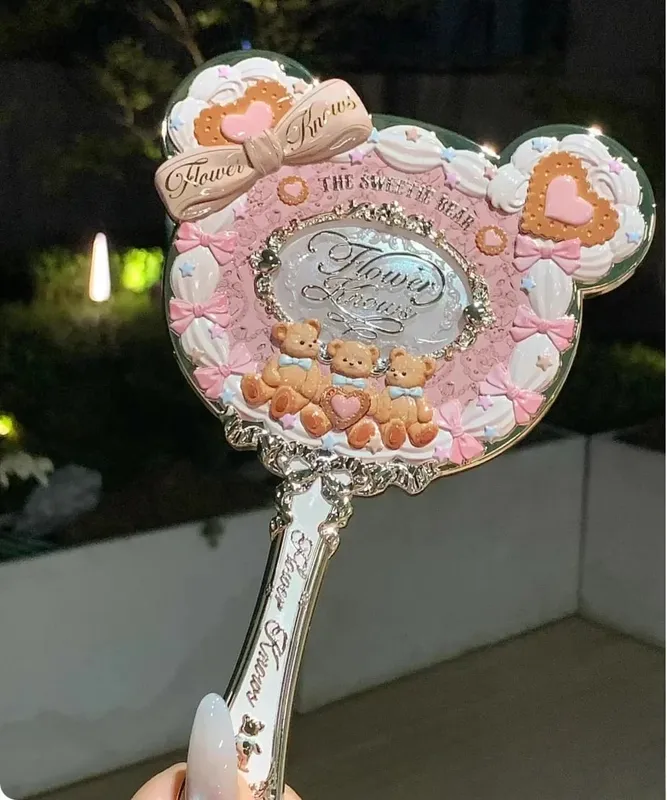 Flower Knows กระจกแต่งหน้าแบบใช้มือถือ Midsummer Night สตรอเบอร์รี่กามเทพ Bunny Garden Relief Pattern ชุดเครื่องมือแต่งหน้าสีจำกัด