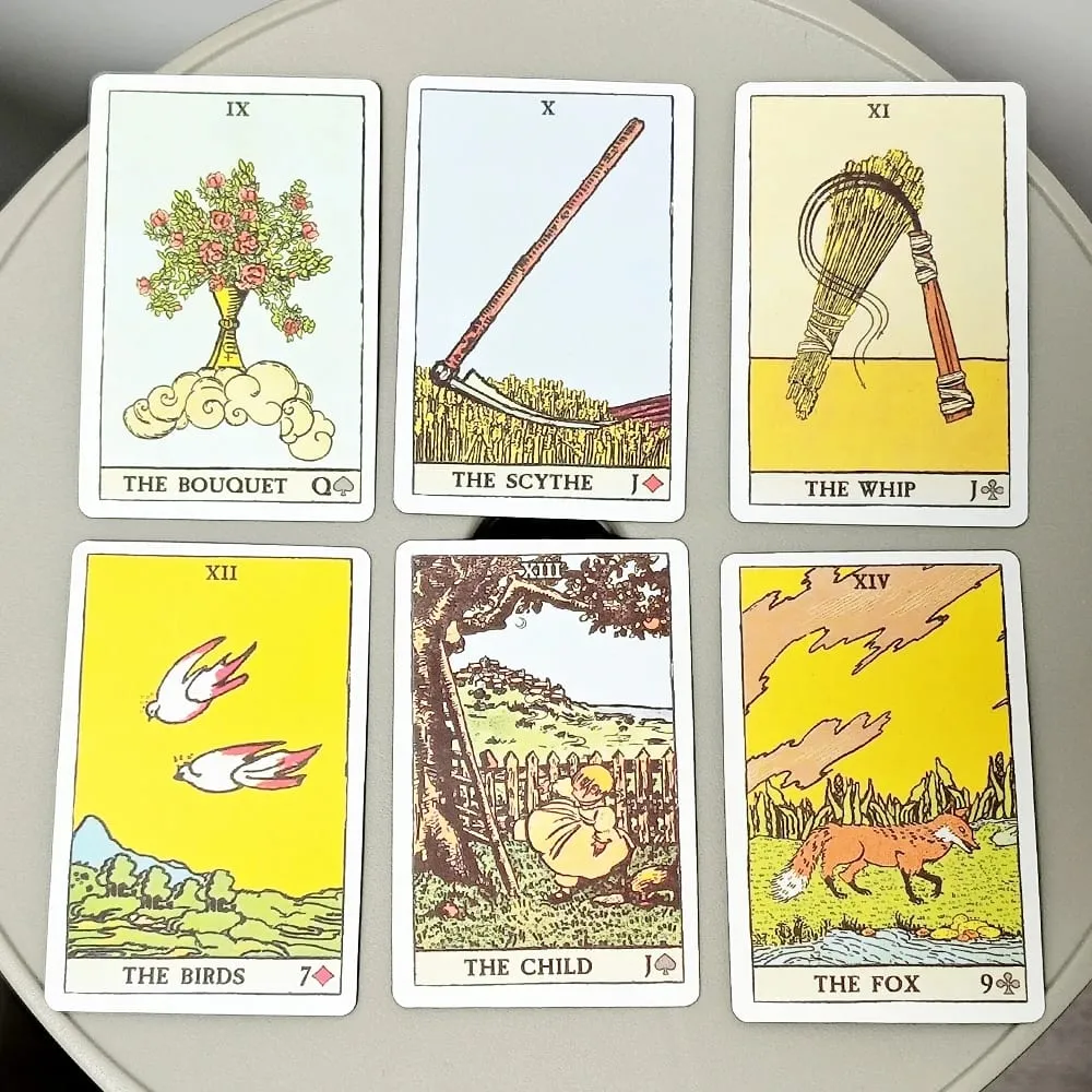 36 db kártya Pixie elképesztő 9*6 cm-es lenormandja, a Smith-Waite tarotpakli és az „Arany Hiúság” grafikájával készült