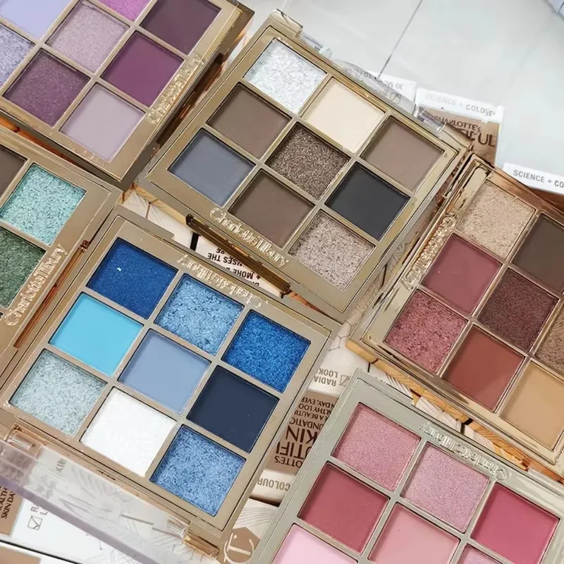 Палитра теней для век Charlotte Tilbury с атласно-матовым мерцанием и металлическим финишем. Простые в использовании 9 оттенков CT. Трендовые образы 2026 года.