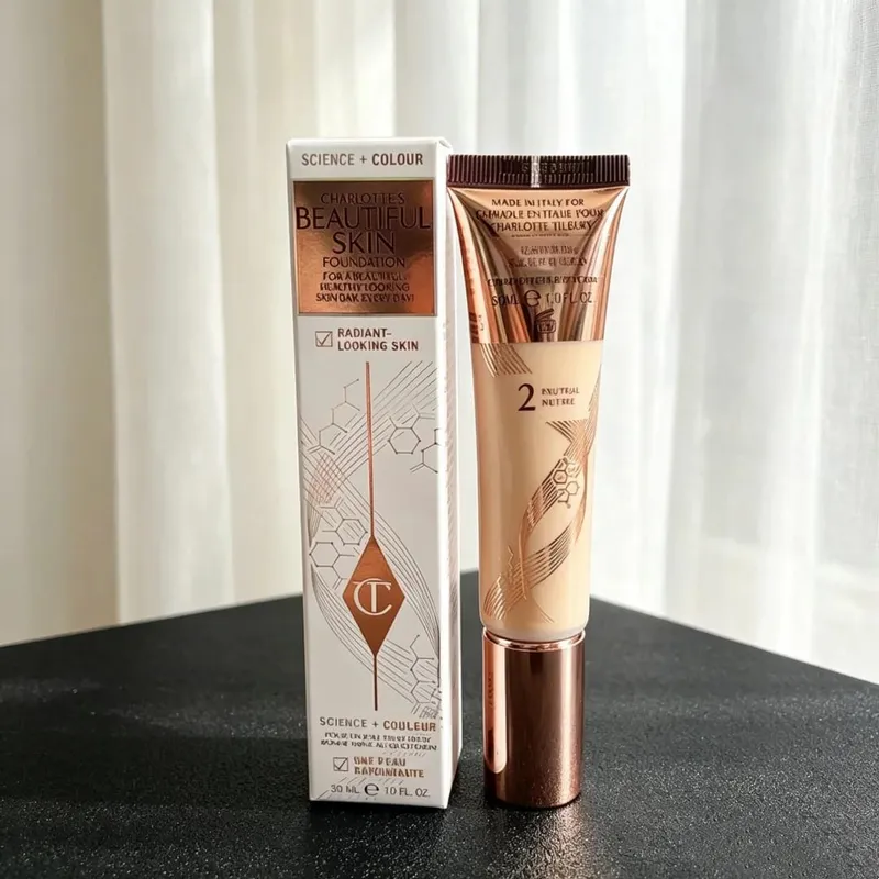 Charlotte Tilbury beállító púder kompakt szájfényes alapozó kéttónusú pirosító szemhéjpúder paletta könnyű, finom, hosszan tartó