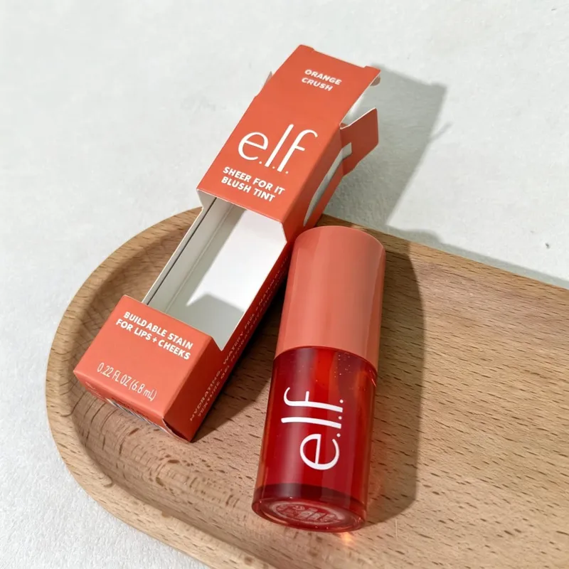 ELF Lesk na rty Natural Shine & Blush Liquid Voděodolný a odolný proti potu Snadno se rozmazává Lehký a dlouhotrvající make-up