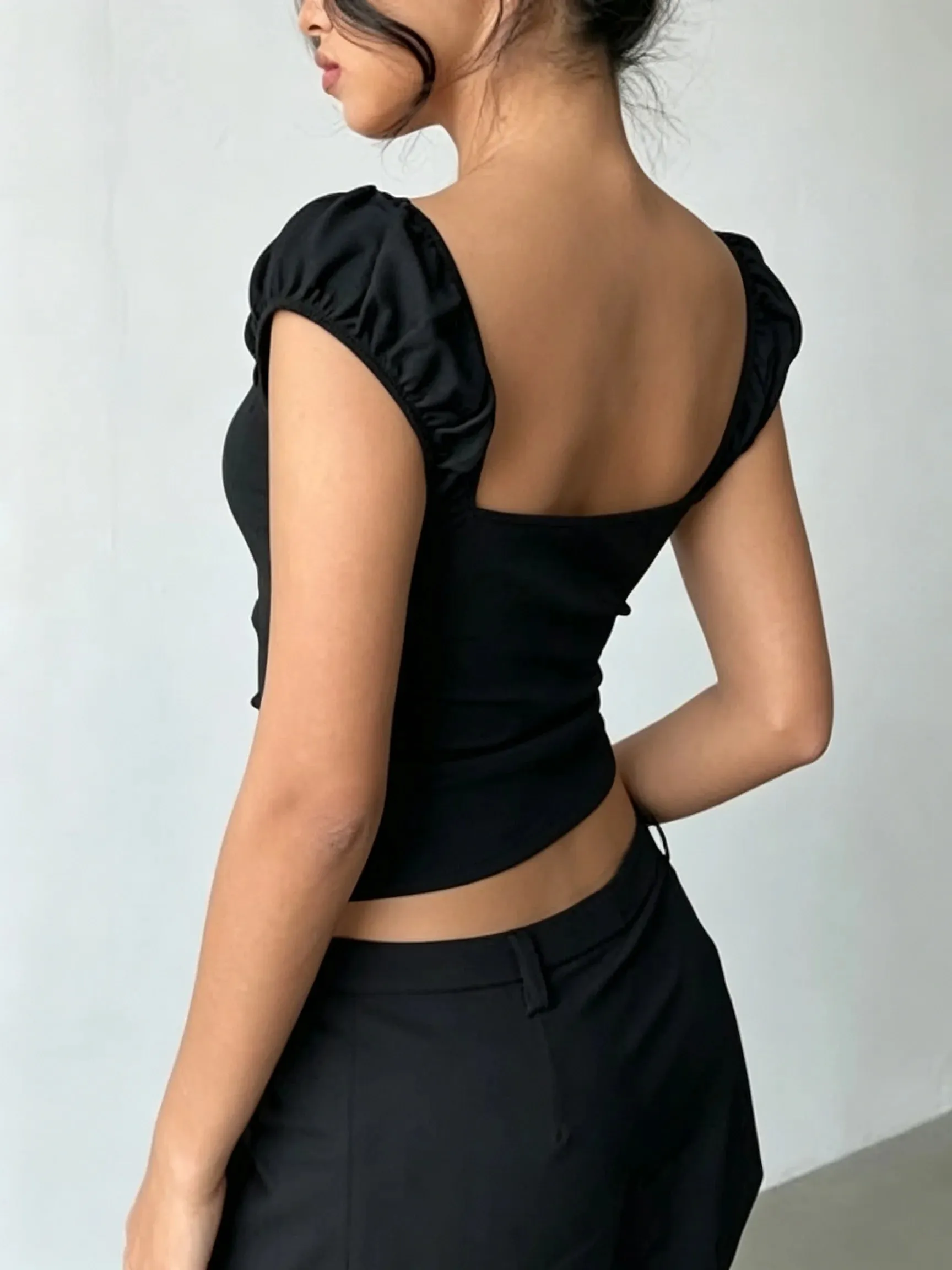 Fitted Short-Sleeved V-Neck T-Shirt for Women with Puff Sleeves And Bow Chest Decoration Hot Girl Style Top for Casual Wear