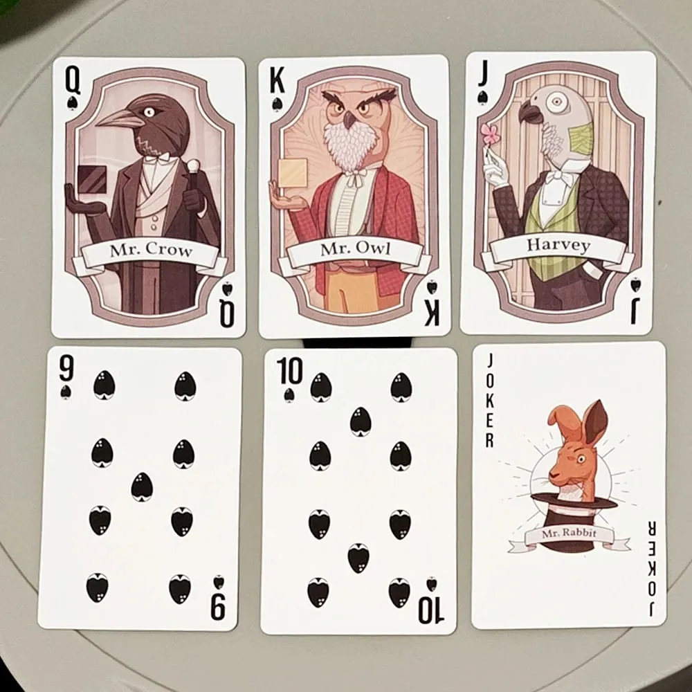Hrací karty Rusty Lake – 54 ks pokerových karet s postavami Mr. Crow Mr. Owl & Cube Escape 9*6 cm na embosovaném kartonu
