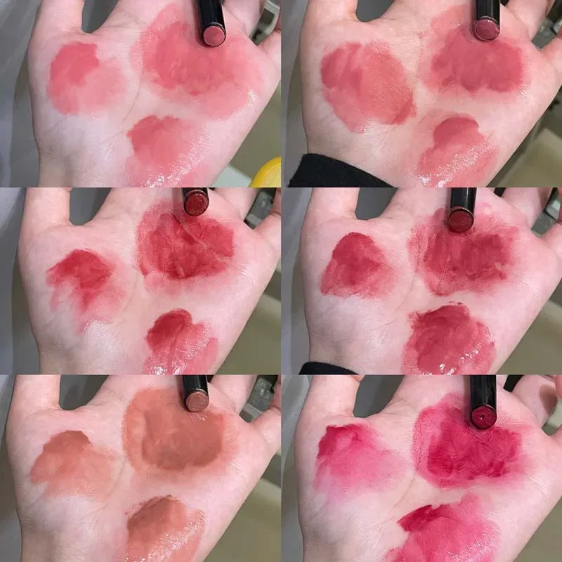 Le rouge à lèvres miroir a une texture lisse, une couleur riche et une formation de film qui ne sèche pas et ne coince pas, hydratant et pouty.