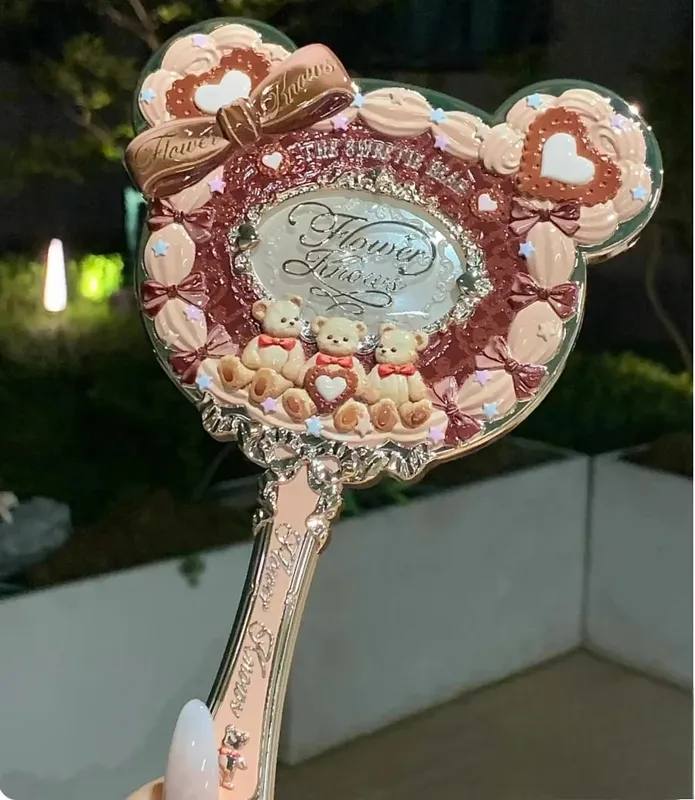 Flower Knows กระจกแต่งหน้าแบบใช้มือถือ Midsummer Night สตรอเบอร์รี่กามเทพ Bunny Garden Relief Pattern ชุดเครื่องมือแต่งหน้าสีจำกัด