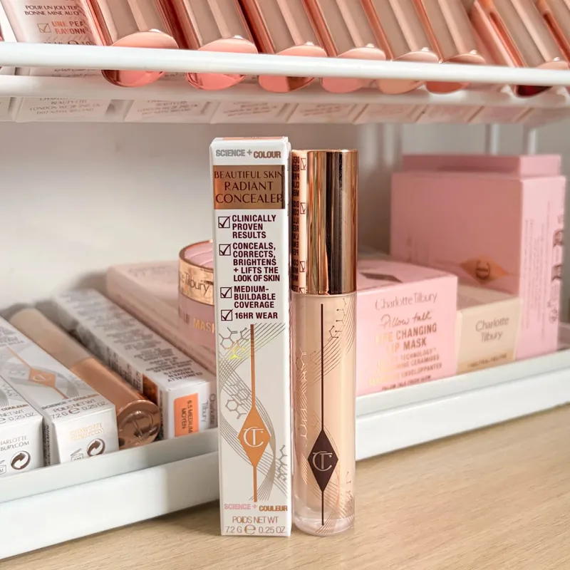Charlotte Tilbury CT rozjasňovač podkladová báze nepřetržitě Textura make-upu Hydratační korektor rozjasňuje kompaktní pudr
