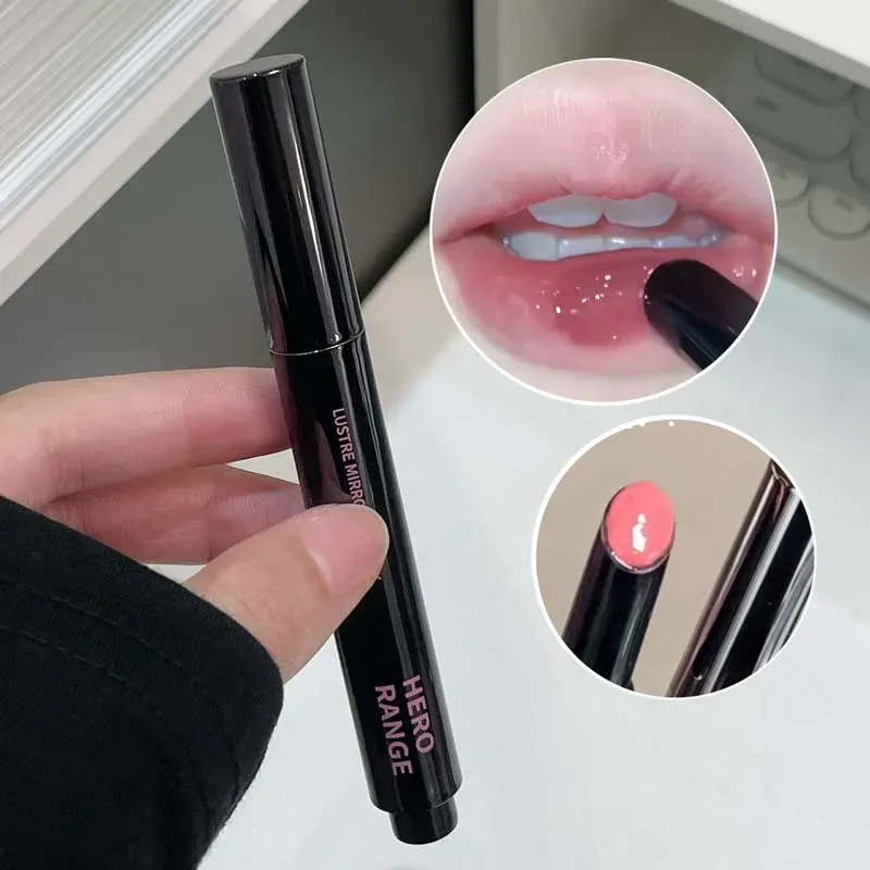 Le rouge à lèvres miroir a une texture lisse, une couleur riche et une formation de film qui ne sèche pas et ne coince pas, hydratant et pouty.