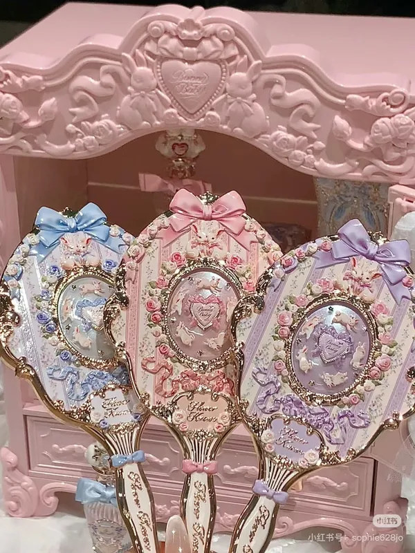 Flower Knows กระจกแต่งหน้าแบบใช้มือถือ Midsummer Night สตรอเบอร์รี่กามเทพ Bunny Garden Relief Pattern ชุดเครื่องมือแต่งหน้าสีจำกัด