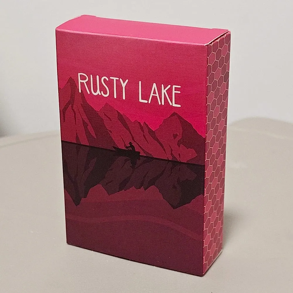 Hrací karty Rusty Lake – 54 ks pokerových karet s postavami Mr. Crow Mr. Owl & Cube Escape 9*6 cm na embosovaném kartonu