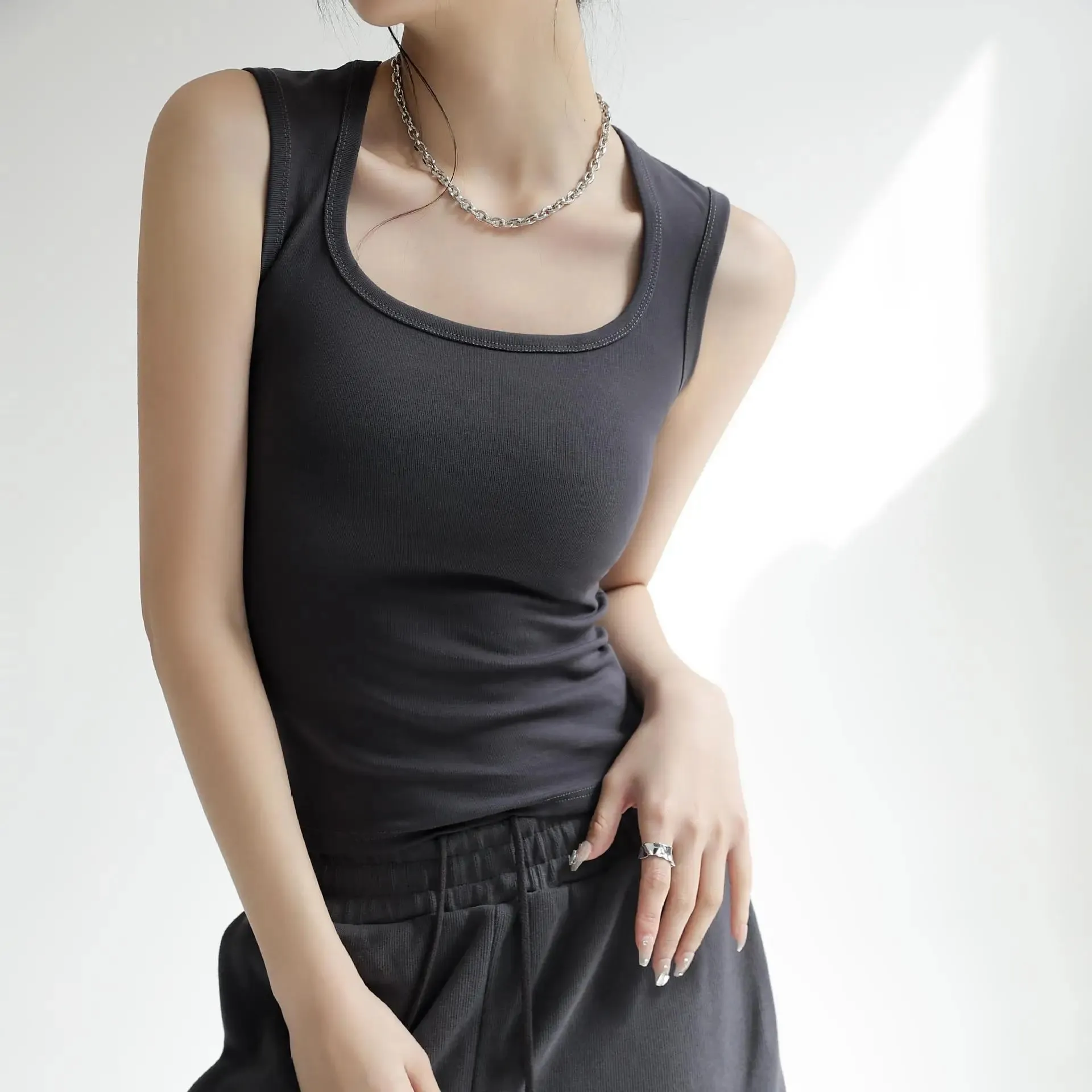 Women's Solid Color Wide Strap U-Neck Sleeveless Tank Top Summer Slim Fit Casual Basic Inner Wear Streetwear Vest