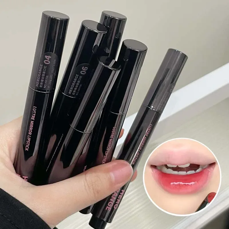 Le rouge à lèvres miroir a une texture lisse, une couleur riche et une formation de film qui ne sèche pas et ne coince pas, hydratant et pouty.