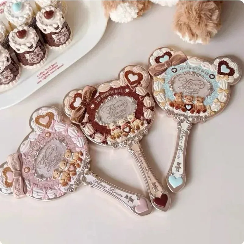 Flower Knows กระจกแต่งหน้าแบบใช้มือถือ Midsummer Night สตรอเบอร์รี่กามเทพ Bunny Garden Relief Pattern ชุดเครื่องมือแต่งหน้าสีจำกัด