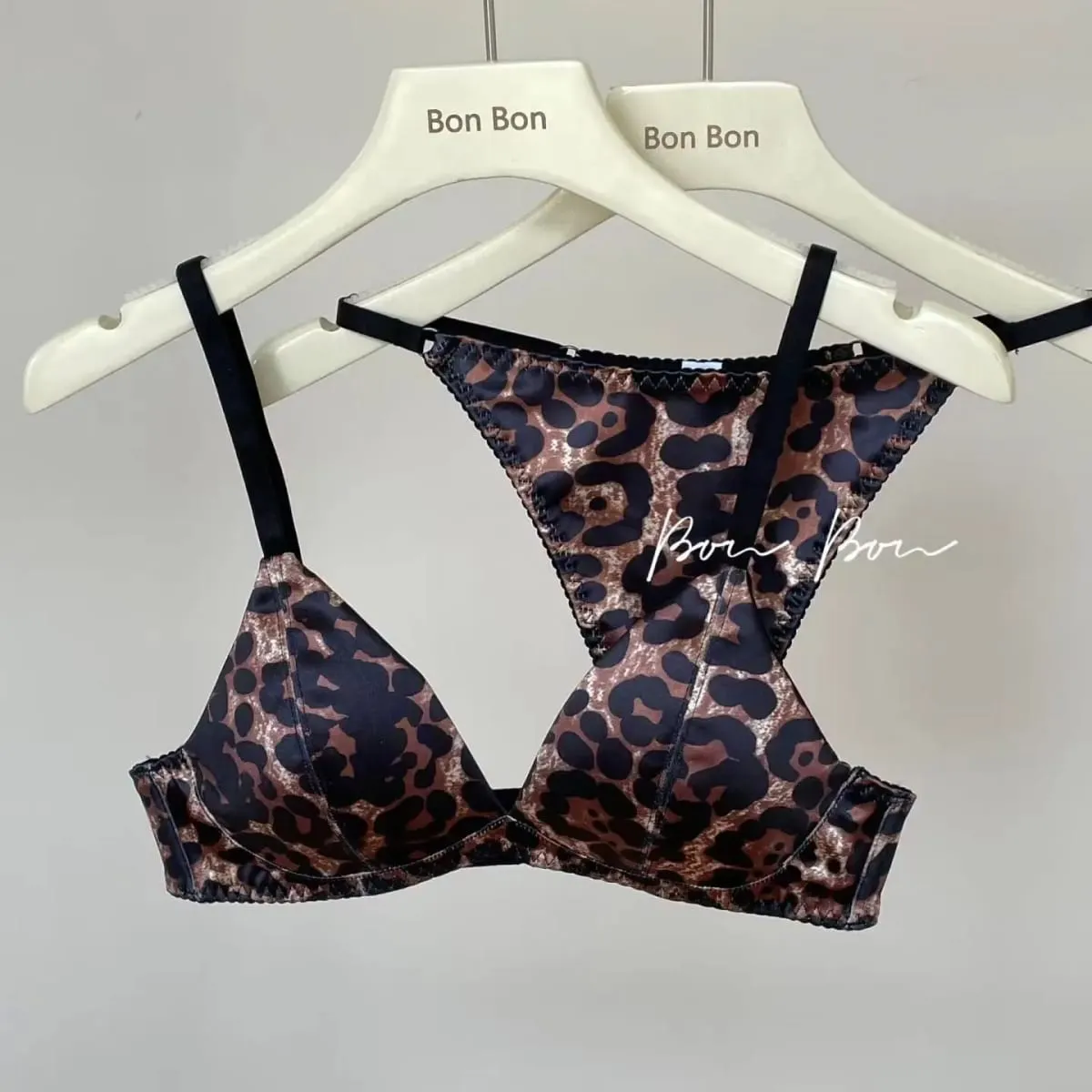 2026 New French Ultra Thin Women Lingerie Set Satin Lace Splicing Comfort Bras Leopard Print Temptation Bra Thong Sets Underwear