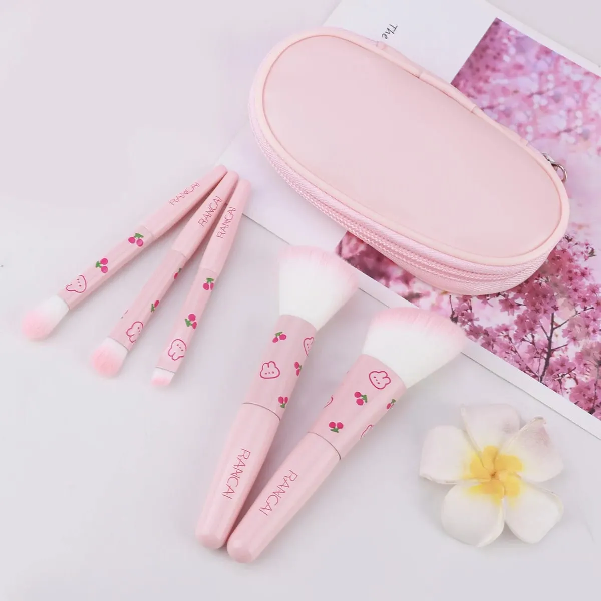 5Pcs Cute Compact Makeup Brush Set na May Case Premium Brush para sa Flawless Foundation Blush Eyeshadow Application Beauty Tools — image 6