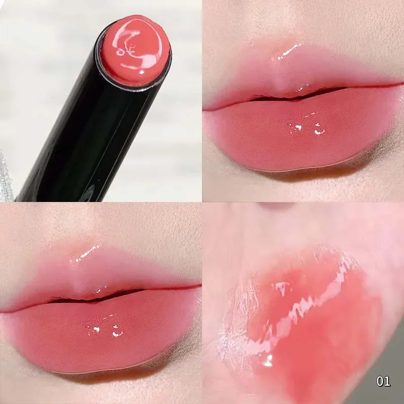 Le rouge à lèvres miroir a une texture lisse, une couleur riche et une formation de film qui ne sèche pas et ne coince pas, hydratant et pouty.