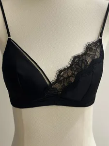 フレンチスタイルのレースのブラジャー Bralette 貧乳アンダーワイヤーなし三角カップ薄型ストラップセクシーなプッシュアップランジェリーセット女性の下着