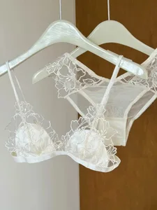 フランス刺繍レース Bralette ワイヤレストライアングルカップブラジャー女性のためのエレガントな下着セット薄型ストラップ小さな胸カバー MOYISU